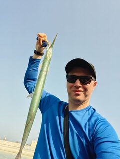 Рыбалка в ОАЭ на насыпи в заливе: хамур, карасики и сарган около метра