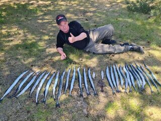 Балтийское море у Павилосты: ловля саргана на блесну возле Акменьрагса