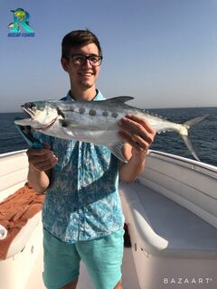 ОАЭ, Дубай и JBR: трудовая ловля Queenfish с лодки после выхода в открытое море
