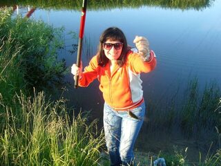 Маардуское озеро в Эстонии: вечерняя ловля плотвы маховой удочкой во время отпуска у берега