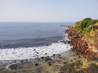 Индия, Северный Гоа: морская рыбалка с берега у камней, баррамунди и снеппер