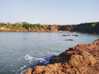 Индия, Северный Гоа: морская рыбалка с берега у камней, баррамунди и снеппер