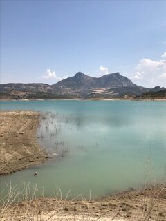 Испания, Андалусия: ловля басса спиннингом на блесну у водохранилища возле городка на горе