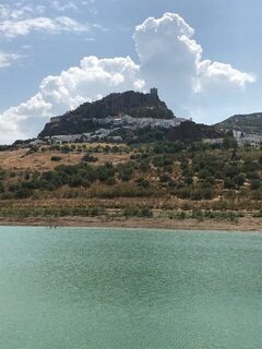 Испания, Андалусия: ловля басса спиннингом на блесну у водохранилища возле городка на горе