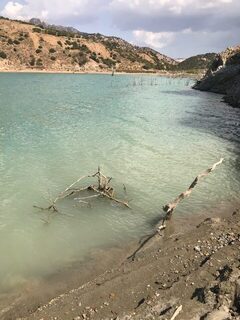 Испания, Андалусия: ловля басса спиннингом на блесну у водохранилища возле городка на горе