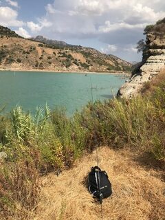 Испания, Андалусия: ловля басса спиннингом на блесну у водохранилища возле городка на горе