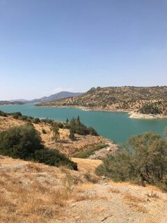 Испания, Андалусия: ловля басса спиннингом на блесну у водохранилища возле городка на горе