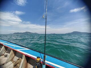 Таиланд, Карон: морская рыбалка на южных камнях с приманками на рассвете и закате с учетом приливов
