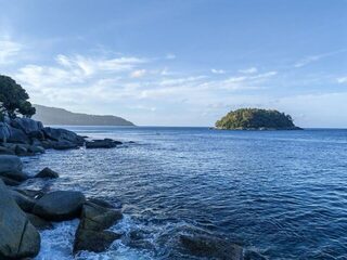 Таиланд, Карон: морская рыбалка на южных камнях с приманками на рассвете и закате с учетом приливов