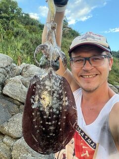 Таиланд: пляжная ловля кальмара ночью в отлив на флуоресцентные железки