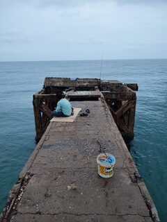 Пхукет, Таиланд: морская рыбалка с пирса на саргана и барракуду во время отпуска
