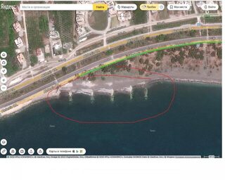 На Анталийском побережье Турции: морская рыбалка среди камней на пляже рядом с отелем