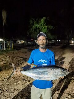 Занзибар: морская рыбалка с лодки за желтоперым тунцом в ветровую волну и поиск точек для береговой ловли