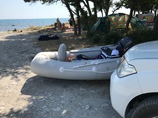 Морская рыбалка в Геленджике на Черном море: спуск катера перед выходом