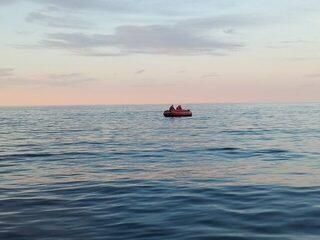 Белое море, Чупа, губа Лодейная на Пежострове - ловля трески с лодок в июньский ветер