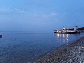Пицундский Морвокзал утром собрал ласкириков с барабулькой на отводной, пока рядом кипела вода от дельфиньего боя