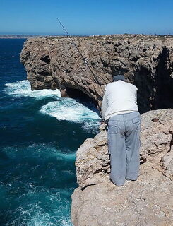 Португалия, Алгарве, Costa Vicentina: ловля саргана с пятидесятиметрового утеса