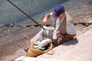 Рыбалка в Лиссабоне, Португалия: кефаль таинья на морского червя с набережной