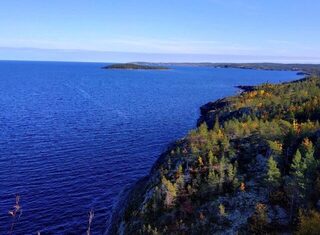 Белое море, Чупа, Карелия: лодка у скалы Соколка и печень трески на отдыхе
