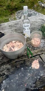 Белое море, Чупа, Карелия: лодка у скалы Соколка и печень трески на отдыхе
