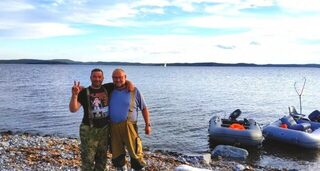 Белое море, Чупа, Карелия: лодка у скалы Соколка и печень трески на отдыхе