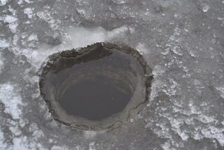Белое море, остров Гремиха: зимняя рыбалка по тонкому льду напротив Северодвинска