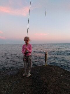 Вечерняя рыбалка на Чёрном море с пирса на закате: бомбарда, головки и Мария