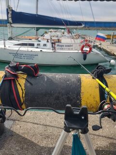 Чёрное море, порт Сириус: береговая рыбалка ранним утром на ветру среди канатов у пристани