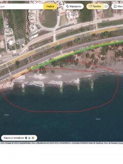 На Анталийском побережье Турции: морская рыбалка среди камней на пляже рядом с отелем